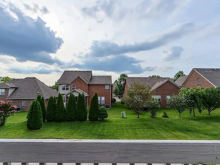 909 Village Green Ave — Photo 35