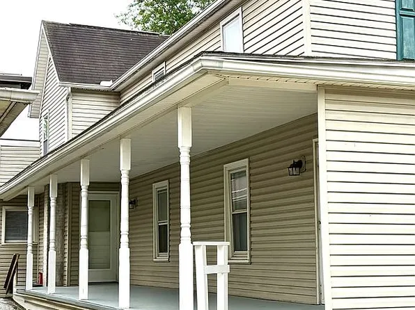 210 W 3rd St, Uhrichsville, OH 44683