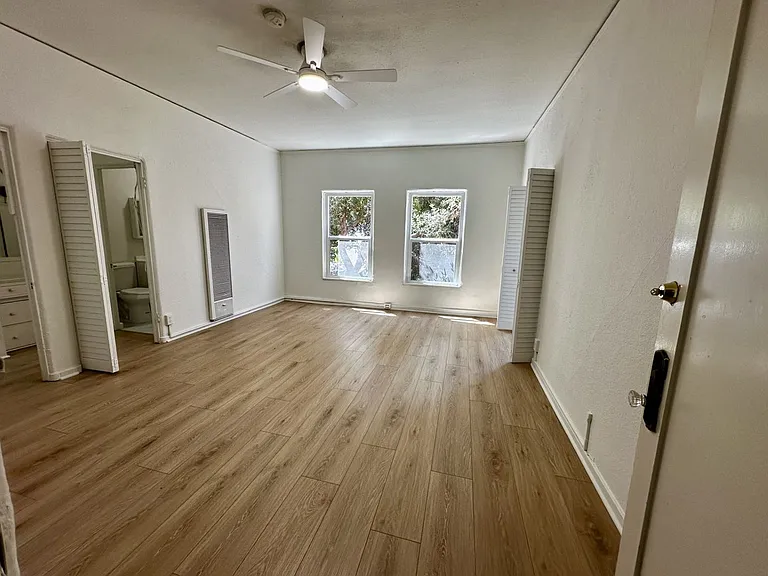 213 S Jackson St — Photo 2