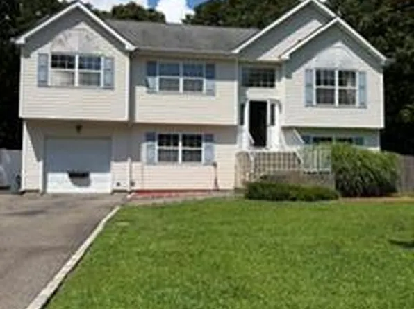 3 Mulligan Drive, Medford, NY 11763
