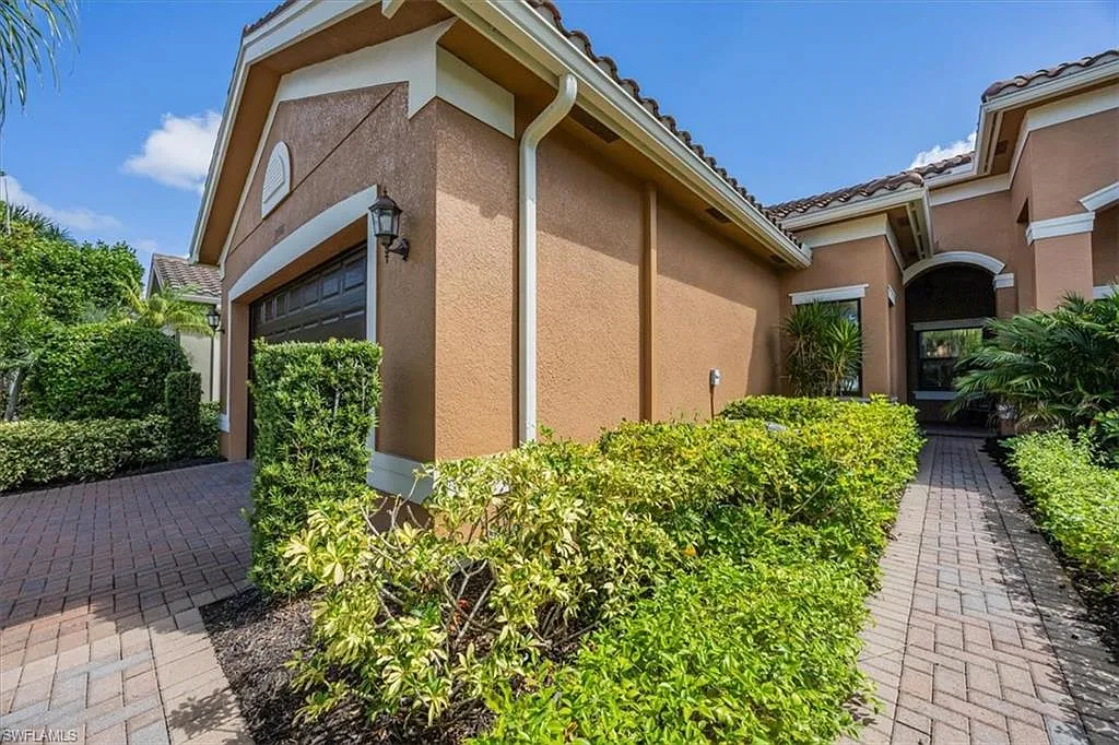 3 bed, 2.0 bath, 1837 sqft, $8,700 — Photo 3