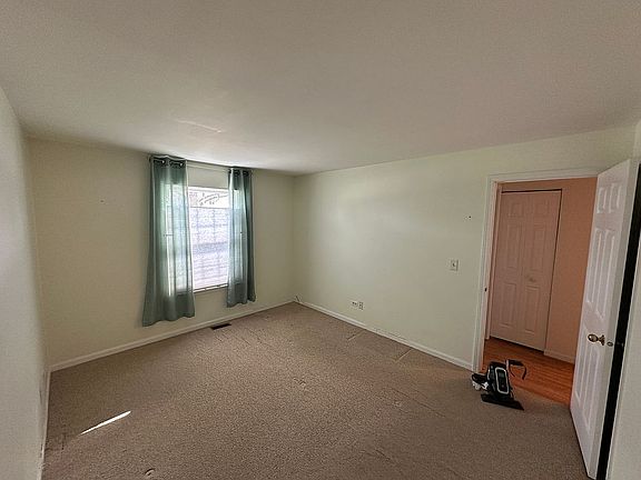 3rd image of 215 Brett Cir Unit B