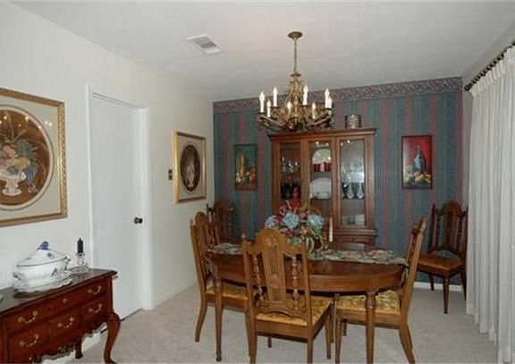 3rd image of 2417 Carriage Ln