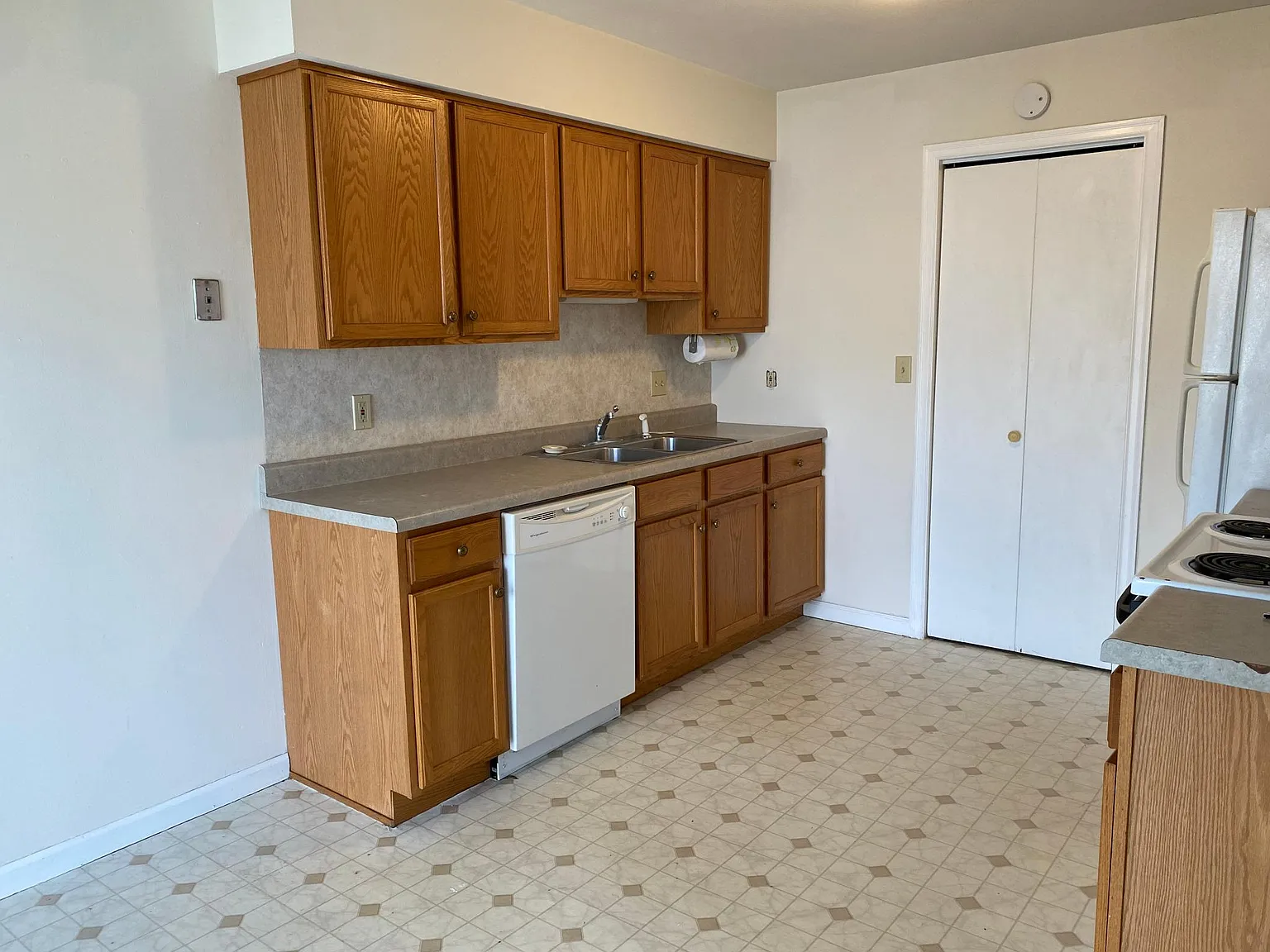 3 bed, 1000 sqft, $1,295 — Photo 2