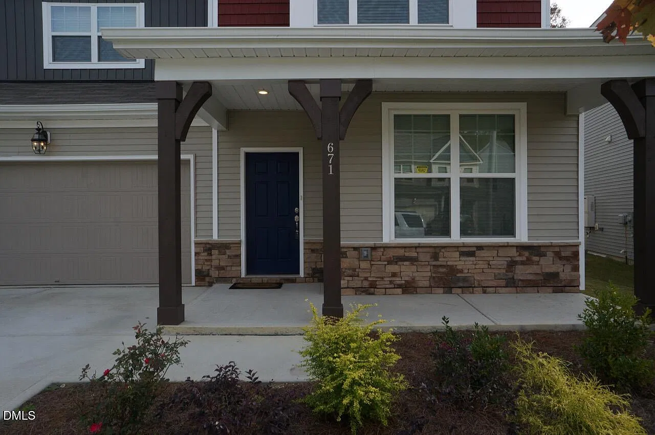 3 bed, 2.5 bath, 2213 sqft, $2,100 — Photo 2