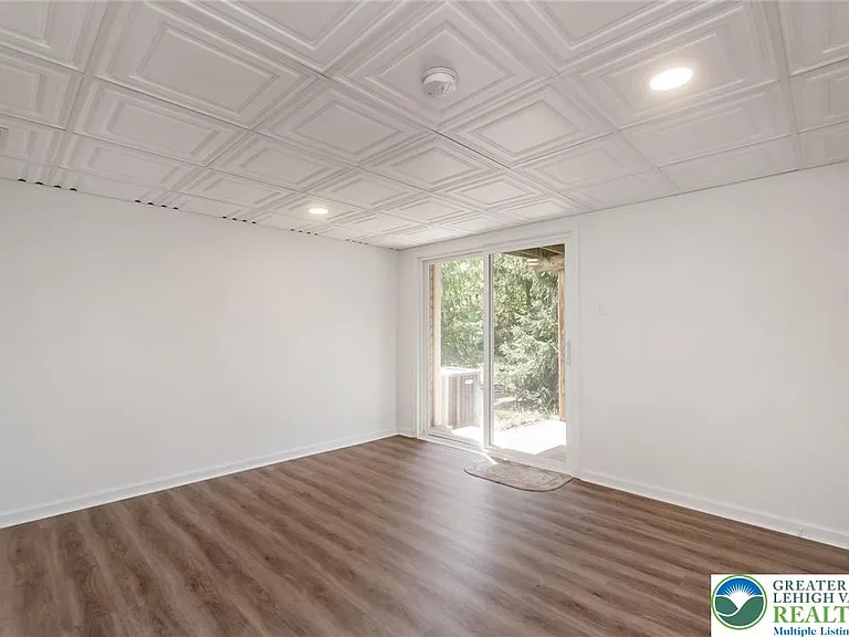 1096 Sparrow Way — Photo 6
