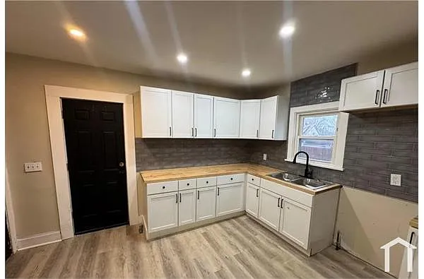 Building Photo - 14910 Kingsford Ave #1