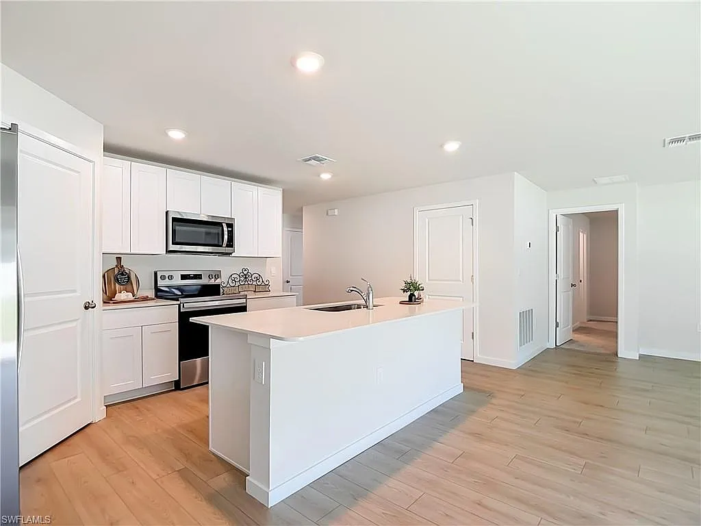 4 bed, 2.0 bath, 1499 sqft, $2,350 — Photo 3