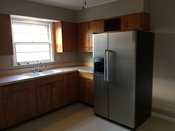 4th image of 300 Saint George Dr