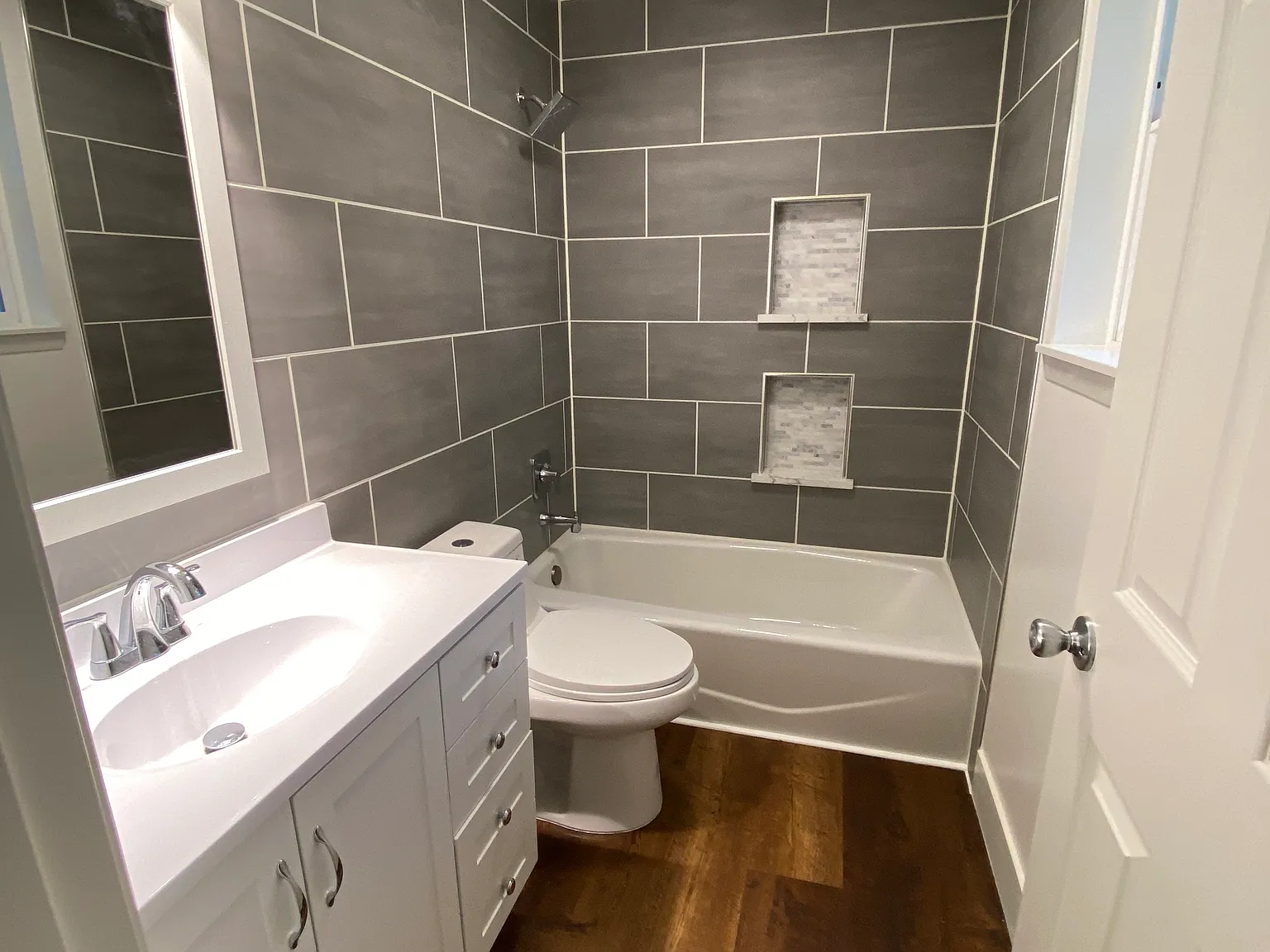 323 Hawthorne Ave S — Photo 3
