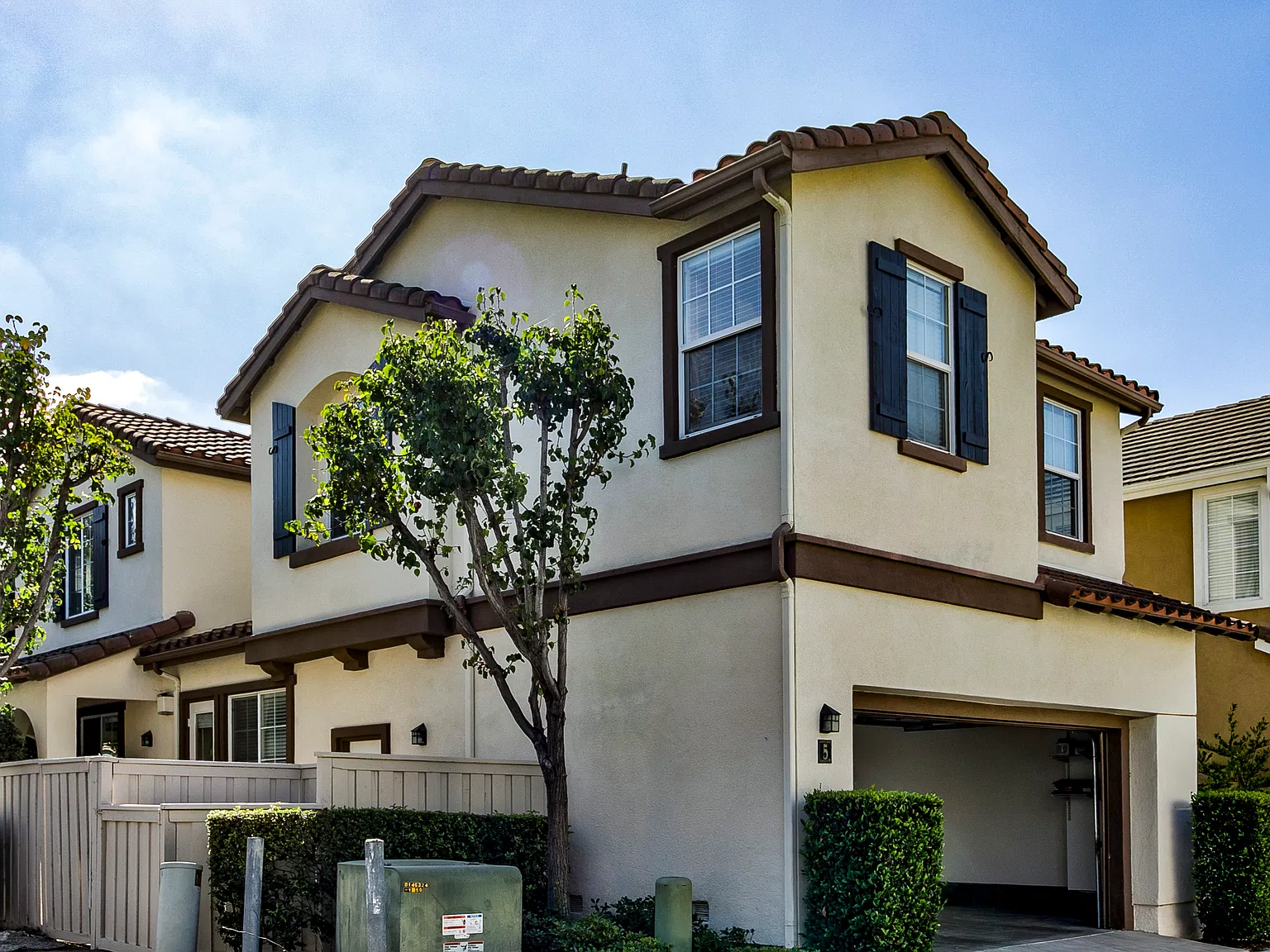 4 bed, 2.5 bath, 2020 sqft, $5,450 — Photo 2