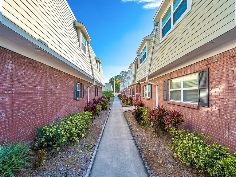 Greenbriar Villa Apartments — Photo 10