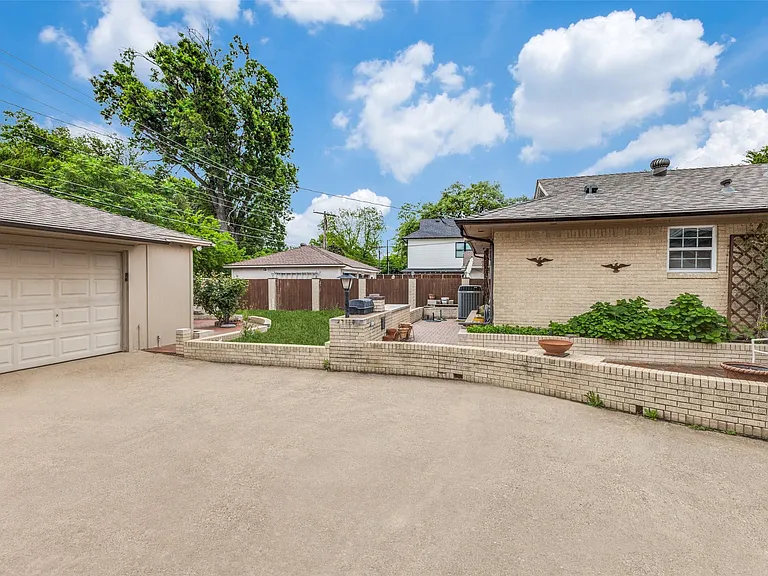 9210 Larchwood Dr — Photo 11