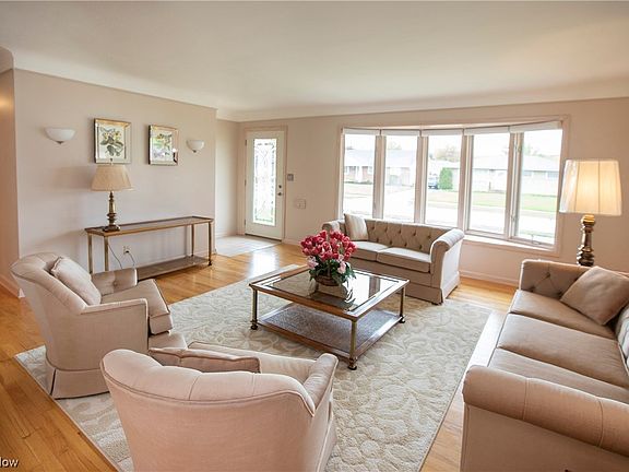4th image of 253 E Parkleigh Dr