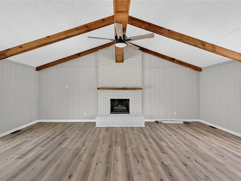 960 Plum Springs Rd — Photo 4