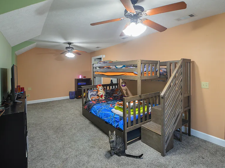 83 Sutherland Cv — Photo 26