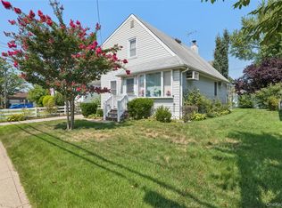 119 Broadmoor Ln, Westbury, NY 11590