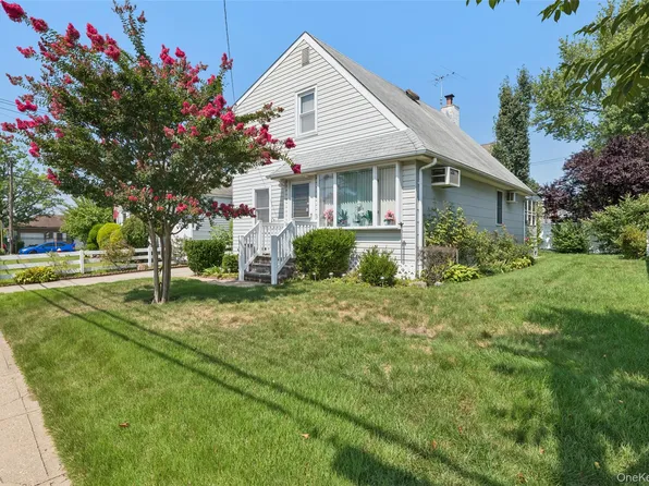 119 Broadmoor Lane, Westbury, NY 11590