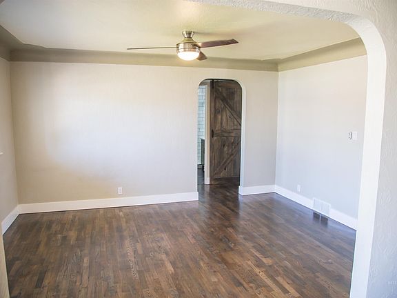 4th image of 915 E Amity Ave