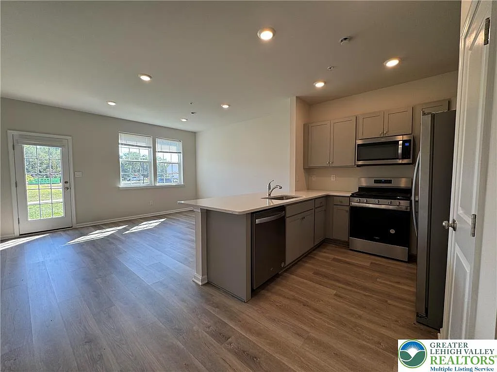 3 bed, 2.5 bath, 1497 sqft, $2,500 — Photo 4