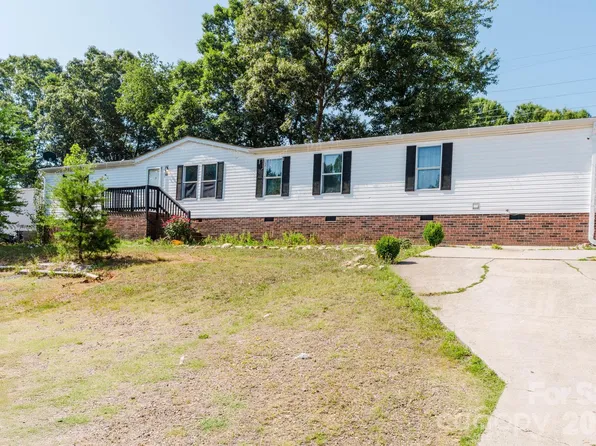 308 Forest Hollow Dr, Statesville, NC 28677