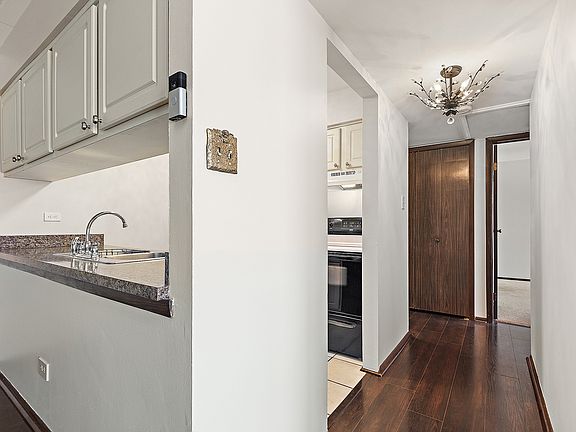 4th image of 13911 James Dr APT 1005