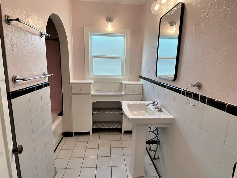 613 Roycroft Ave — Photo 10