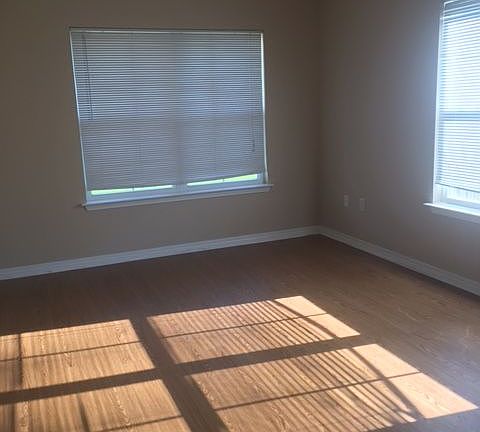 3rd image of 323 Twin Lakes Blvd