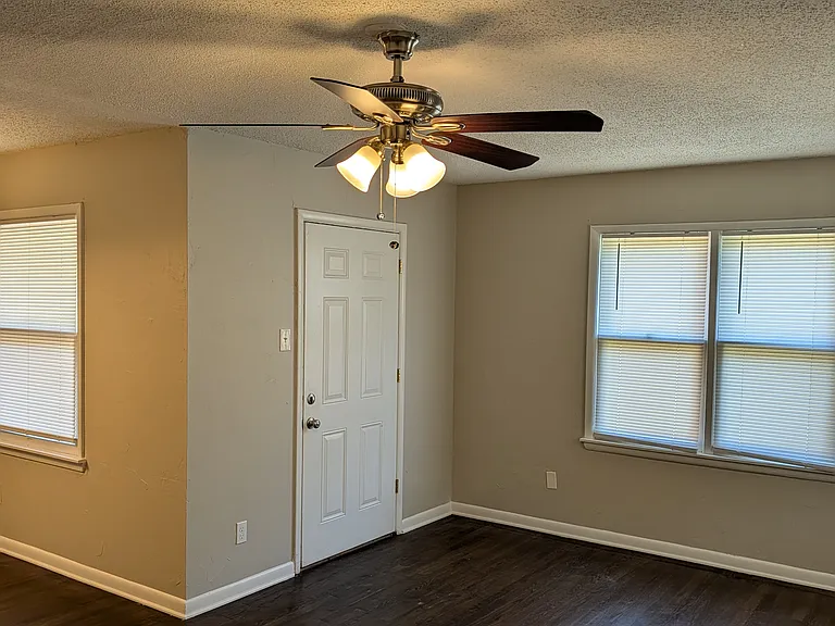 1825 Meyers Pl — Photo 3