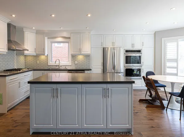 35 Versailles Ct, Richmond Hill, ON L4C 8V6