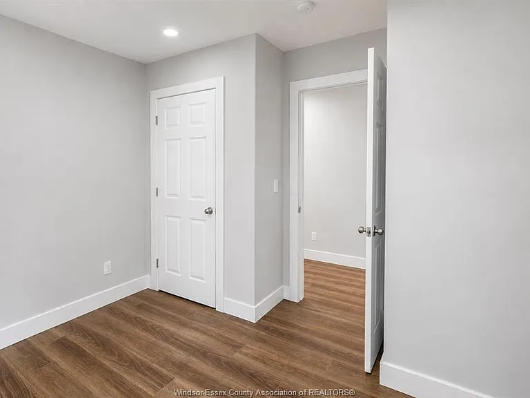 569 Cabana Rd E #LOWER — Photo 10
