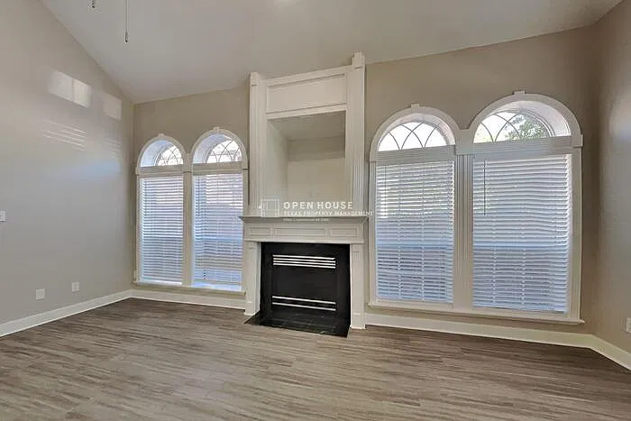 3 bed, 2.5 bath, 2557 sqft, $2,175 — Photo 3