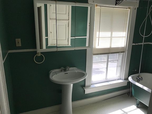 4th image of 407 Warren St