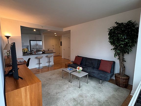 5th image of 1510 Lexington Ave APT 10C