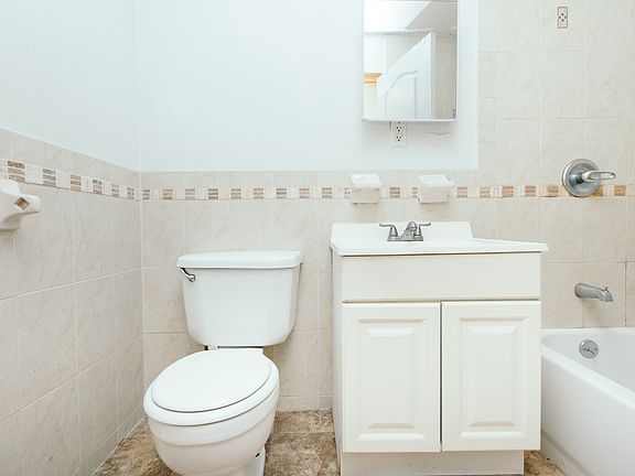 4th image of 100 Jefferson St #2