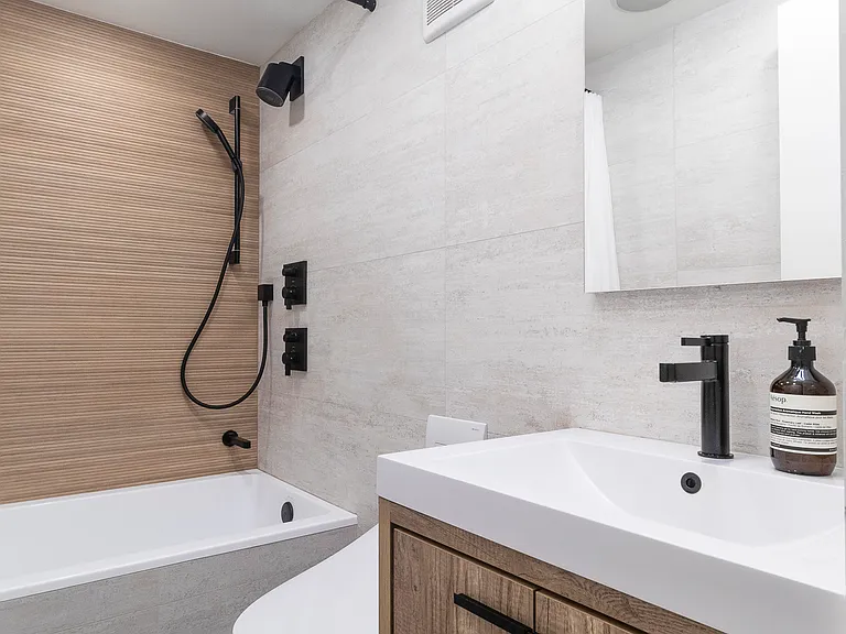 138 W 10th St #1R — Photo 6