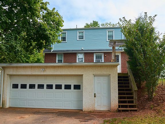 Exterior Attached Garage