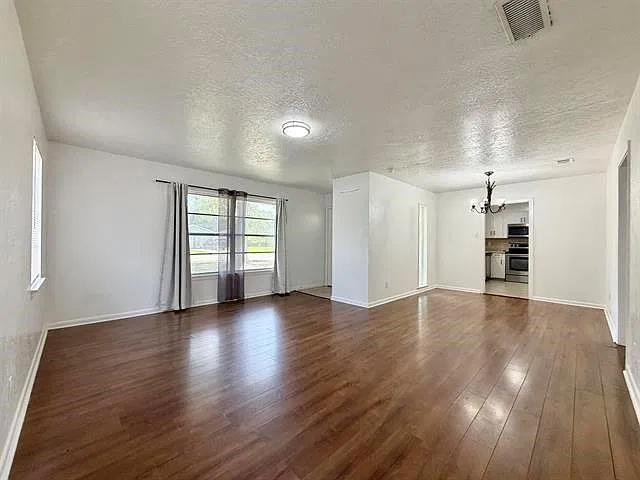 3 bed, 2.0 bath, 2023 sqft, $2,150 — Photo 2
