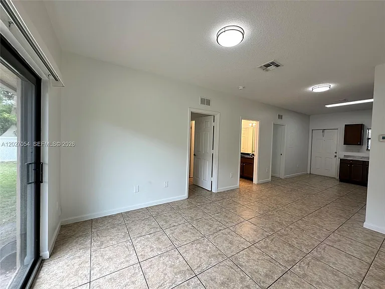1035 NE 10th Ave #1 — Photo 8