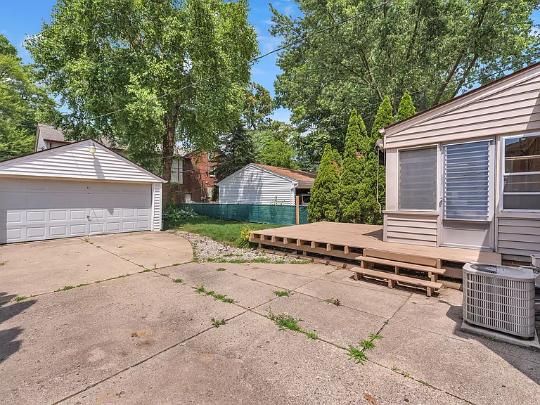 3020 Syracuse St — Photo 35