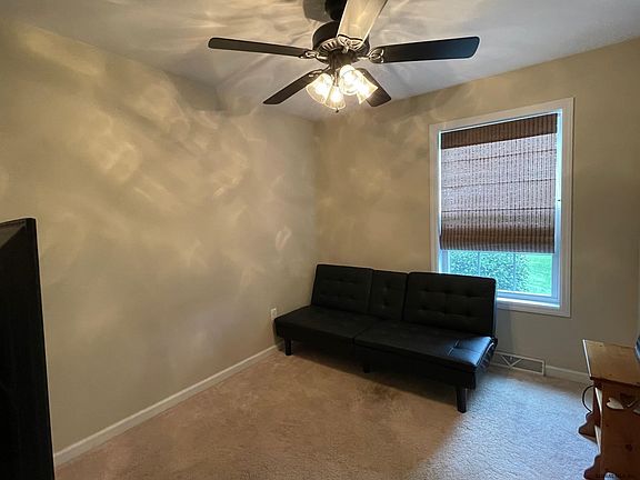 3rd image of 10 Charlton Ln
