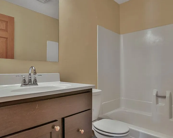 Oakridge Apartments — Photo 50