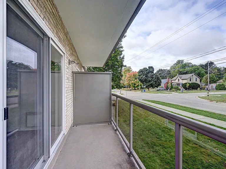270 Waterloo Ave — Photo 10