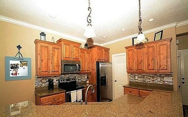 3 bed, $1,900 — Photo 2