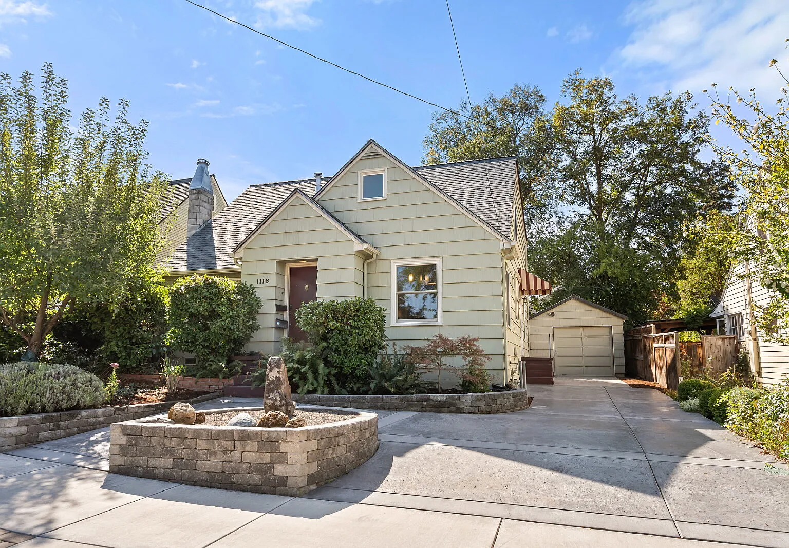 Charming 2-Bedroom Duplex Home with Private Backyard in Medford, Oregon! — Photo 2