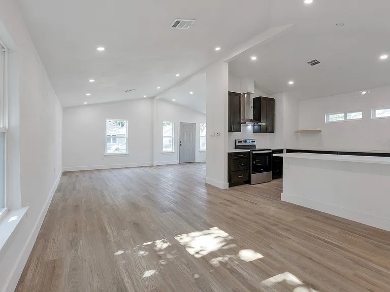 1023 Strickland St — Photo 8