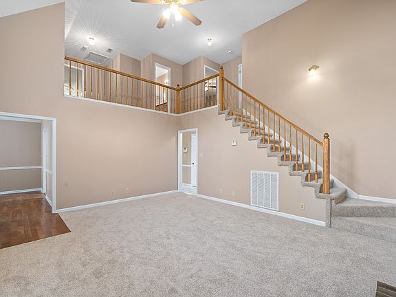 5th image of 840 Iris Ln