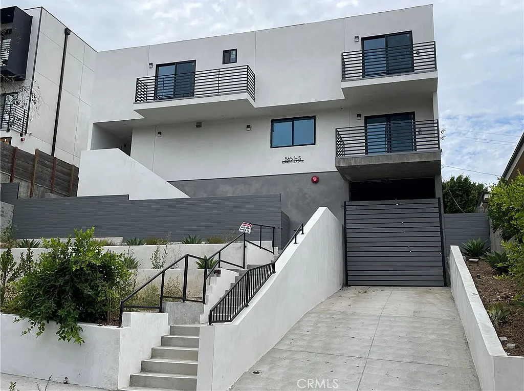 4 bed, 1571 sqft, $4,426 — Photo 1