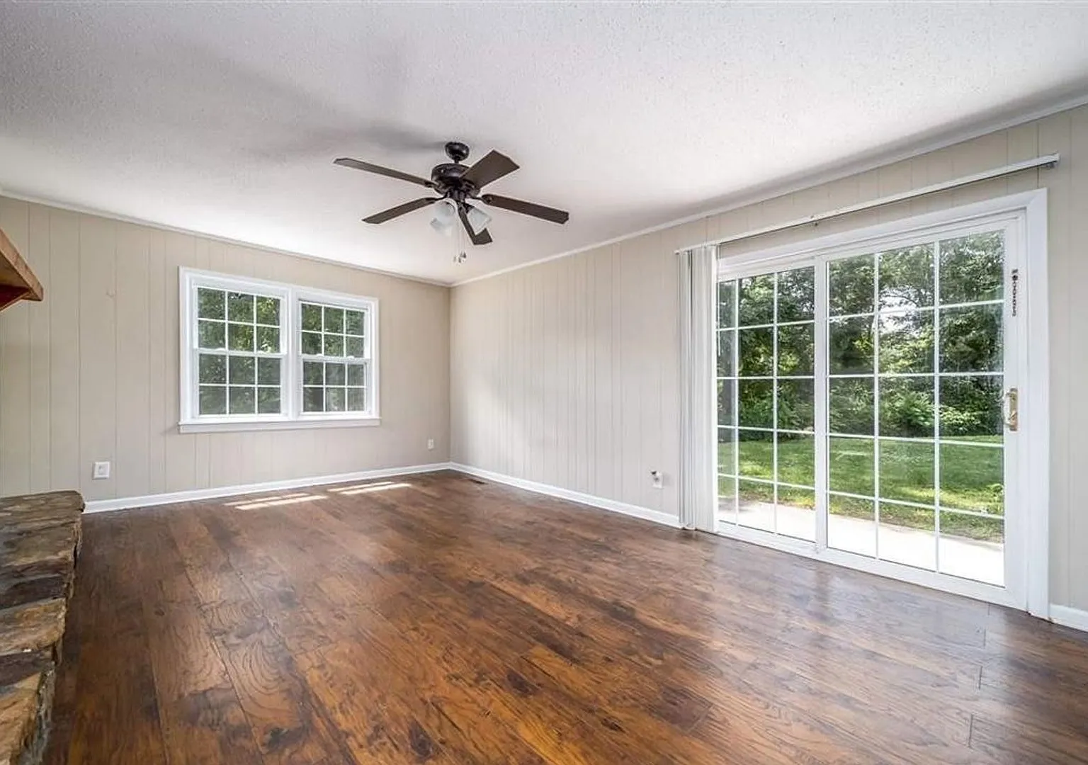 4 bed & 2.5 bath with a pool — Photo 3
