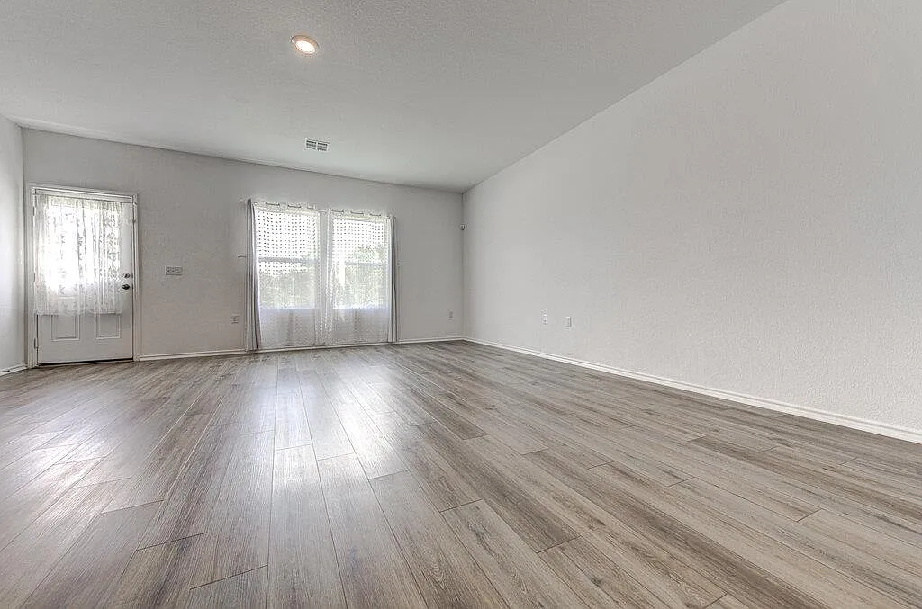 4 bed, 2.5 bath, 1950 sqft, $2,200 — Photo 2